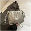 Bolso de moda coreano para mujer bajo el brazo, nuevo modelo 2023, bolso cubo plisado con cadena, versátil, simple, para el hombro o cruzado