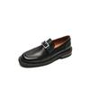 Mocasines de piel de vaca texturizada con hebilla cuadrada y cinturón de metal estilo universitario, primavera 2024, tacón medio grueso, piel auténtica, planos de boca profunda para mujer