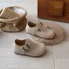 Zapatos Birkenstock para Niños 2026 Primavera/Otoño Nuevo Estilo Zapatos de Cuero para Niñas Mocasines Versátiles Zapatos de Suela Suave para Niñas Zapatos de Primavera