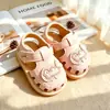 Novidade de Verão Sapatinhos para Bebê Menina e Criança Pequena com Solas Macias, Antiderrapantes, Fechamento de Velcro, Sandálias Fechadas na Ponta, Estilo Princesa, Tamancos Fofos