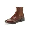 Botines Chelsea de cuero con patchwork, puntera redonda y tallado retro tipo brogue, moda otoño temprano 2026 estilo coreano.