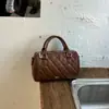 Colección de otoño retro de color sólido para mujer 2026, nueva y moderna, con un elegante bolso cruzado de cadena de color sólido y textura