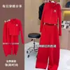 Conjunto Esportivo Casual Vermelho Vivo para Mulheres, Novo Conjunto de Duas Peças Outono 2025: Jaqueta Moletom Ajustada ao Corpo com Ombro Direito e Calças de Cintura Alta de Pernas Largas