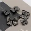 Botão de Metal em Forma de Laço de Alta Qualidade para Casaco Feminino, Suéter de Tricô, Cardigan, Vestido, Fivela Decorativa de Flor