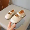 Sapatinhos de Couro para Meninas Primavera e Outono 2025 Novo Estilo Coreano Sapatos Casuais de Corte Baixo para Crianças Sapatinhos de Solado Macio Sapatos de Princesa Retrô