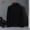Suéter liso de cuello alto para hombre con tejido denso para mayor calidez, perfecto para usar en capas en otoño e invierno.; presenta alta elasticidad y un diseño de jersey