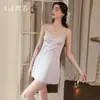 DZ, um conjunto de pijamas luxuoso e elegante apresentando uma camisola de cetim e renda com design sem costas e sutiã embutido, perfeito para relaxar em casa.. Estilo 5826