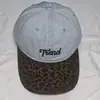 Boné de Baseball Retrô com Estampa de Leopardo e Blocos de Cor em Jeans para Todas as Estações, Unissex, Afina o Rosto, com Bordado de Letra
