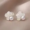 Aretes de Perla y Cristal con Diseño de Flor, Lujo Accesible, Aretes de Nicho de Alta Gama, Simples y Versátiles, Elegantes Aretes con Pasador de Plata S925