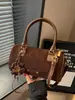 Bolso Maillard estilo retro para mujer, nueva colección de otoño 2026, con un diseño sofisticado y lujoso con textura de gamuza, adecuado para llevar al hombro o como bolso cruzado
