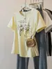 Camiseta de verano de nuevo estilo, cuello redondo, hombro normal, entallada en la cintura, manga corta irregular para mujer con estampado de letras, top adelgazante de talla grande para mujer