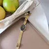 O Novo Relógio Oval de Nicho Feminino da Moda com Pulseira Minimalista de Bambu Cria uma Sensação de Sofisticação ao Redor do Pulso