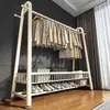 Cabide simples e autônomo para quartos, um cabide de roupas móvel e espessado adequado para apartamentos alugados, um cabide de roupas leve e estiloso