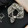 Bufanda de Satén de Seda Helada con Perlas y Hebilla Magnética para Mujer, Estilo Nuevo Verano 2025, Bufanda Larga de Moda para Protección del Cuello Diaria, para Viajes y Fotografía