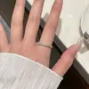 Anillo exquisito y delicado con incrustaciones de diamantes, con un aire exclusivo y de alta gama, adecuado para estudiantes mujeres, con un sencillo diseño de mariposa y corazón, perfecto para apilar o como anillo de pareja de estilo abierto.