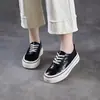 Zapatillas de cuero de capa superior con suela gruesa para aumentar la altura, nuevo modelo primavera 2026, zapatos casuales de estilo retro, punta redonda, cordones versátiles, zapatos de moda