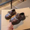 Sapatos de Couro Estilo Coreano para Meninas 2026 Novidades Primavera/Outono Sapatos Individuais Infantis Estilosos com Cadarço Laço Fita Mágica Solado Macio