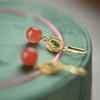 Pendientes de plata de ley S925 chapados en oro con cuentas rojas del sur, pendientes retro distintivos, elegantes y elegantes con gancho para la oreja para mujer.