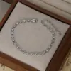 Joia de Mão Personalizada com Zircônia Microincrustada Banhada a Ouro Real para Mulheres, Pulseira de Círculo com Design de Nicho, Pulseira Estilo Executivo para Revenda