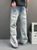 Calça jeans masculina de sarja azul claro com degradê, bainha curva, lavada e com aspecto desgastado, perna larga levemente flare, modelagem relaxada, calça casual versátil