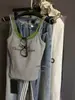 Nuevo top de estilo coreano moderno con estampado de letras, tipo dos piezas (falso) con copas en el pecho, de alta gama, adelgazante, a la moda, versátil para mujer