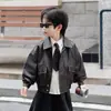 Jaqueta de couro masculina outono 2026 novo estilo, estilo de rua moderno para meninos jovens, jaqueta de couro infantil legal para o outono