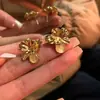 Pendientes retro franceses de piedra ojo de gato con flor tridimensional para mujer, diseño ligero de nicho, pendientes de alta gama, pendientes de moda versátiles