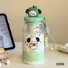 Taza de pajita de dibujos animados linda para niñas, alto valor estético, portátil, boquilla para doble bebida, vaso de agua de plástico a prueba de fugas, linda para estudiantes con correa para llevar