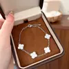 Pulsera de Trébol a la Moda, Sencilla, de Lujo Ligero, Elegante, Diseño de Nicho Único y Exquisito, Versátil para el Uso Diario y para Ir al Trabajo