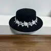 Chapéu de Lã Francês Branco para Outono e Inverno para Mulheres Britânico Grande Circunferência da Cabeça Versátil Elegante Flor de Renda Chapéu Plano