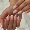 Unhas postiças brancas estilo francês minimalista Le Fan com bolinhas pretas, pontas em formato de amêndoa