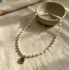 Colar de Pérolas de Água Doce em Formato de Arroz e Diamante Verde de Comprimento Estendido para Mulheres, Design de Nicho Retro de Luxo Leve, Corrente de Clavícula da Moda