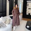 Estilo Novo Inverno 2026 Casaco Longo Feminino de Algodão com Penas, Jaqueta Grossa de Algodão Acima do Joelho, Casaco de Algodão com Capuz Elegante que Marca a Cintura, Roupa de Exterior da Moda