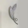 Broche de Pérola Folha para Mulheres, Corsage Versátil e Personalizado com Pedras Completas, Alfinete de Design de Nicho, Acessórios de Terno de Luxo Elegantes e Acessíveis