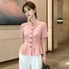 Camisa Elegante Rosa de Manga Curta, Gola Alta, Botão Único, Estilo Coreano, Tamanho Plus Size para Mulheres, Novo Estilo Verão 2026, Top Emagrecedor e Rejuvenescedor