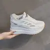 Sapatos Femininos Populares de Tela com Solas Plataforma Grossas, Leves e Respiráveis, Tênis Casuais de Tela Novos para o Verão de 2026, Sapatos Brancos que Aumentam a Altura para Mulheres
