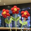Un Pequeño Ramo de Flores de Hilo Rojo Ganó el Primer Premio en el Día de la Madre, una Recompensa para los Estudiantes en los Exámenes de Ingreso a la Preparatoria y la Universidad, y un Regalo para el Día de la Mujer