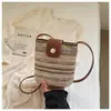 Bolsa de celular tecida com design de nicho transfronteiriço bolsa feminina novo estilo verão estilosa bolsa transversal arco-íris estilo coreano bolsa pequena de palha tecida