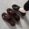 Zapatos planos de punta redonda para mujer, nuevo estilo otoño 2026, mocasines bajos, zapatos sin cordones con hebilla metálica, zapatos pequeños de cuero cómodos