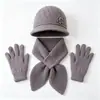 Conjunto de três peças para mãe para outono e inverno: novo chapéu de tricô floral com pelo de coelho, cachecol e luvas para aquecimento e proteção das orelhas