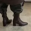 Botas Elegantes Emagrecedoras para o Dia a Dia em Pele de Cordeiro 2026 Outono Inverno Salto Bloco Salto Médio Bico Quadrado Pequeno Fivela Única Botas de Couro Genuíno para Tornozelo Femininas