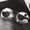 Pendientes metálicos redondos irregulares huecos europeos y americanos pendientes diseño de nicho femenino pendientes simples de moda para mujer