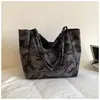 Bolsa Tote Camuflada Fashion 2026 Novo Modelo Grande Capacidade para o Trabalho Casual Simples Feminina Tendência de Ombro e Mão
