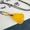 Collar Colgante Optimizado de Cera de Abeja Buda Maitreya Colgante con Boca Sonriente y Barriga Grande Pieza Tallada de Buda Colgante Amarillo Miel Viejo