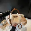 Nova Bolsa de Pelúcia Outono 2025 Bolsa Cesta de Legumes Portátil Feminina Bolsa de Balde Pregueada Moda Bolsa Transversal Peluda Feminina