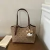 Bolsa Tote Grande de Bolinhas Retrô Nova Outono 2026 Moda Versátil para o Dia a Dia Ombro Único de Mão Atacado Bolsa Feminina