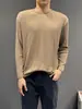 Camiseta de manga larga de ajuste relajado con rayas verticales minimalistas retro americana, nueva colección de otoño para hombre, top casual y cómodo