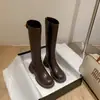 Novas botas femininas de outono e inverno acima do joelho com solas grossas, bico redondo, fivela dourada pequena, corte reto tipo bota de equitação, botas de cano alto emagrecedoras e versáteis