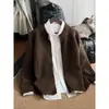 Cardigã de tricô redondo de alta qualidade, estilo americano, para homens, apresentando um visual outonal relaxado e casual com um toque de elegância old-money.
