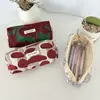 Bolsa de Lápices Repujada Literaria Retro Estudiante Gran Capacidad Bolsa de Papelería Estéreo Portátil Bolsa de Cosméticos Cosméticos Bolso de Mano para Mujer